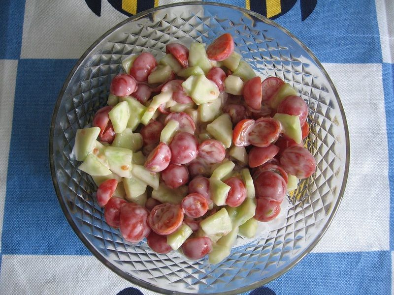 Sałatka z ogórków i pomidorków koktajlowych Sałatka z ogórków i pomidorków koktajlowych