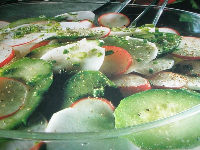 Sałatka z ogórków i rzodkiewki  Sałatka z ogórków i rzodkiewki