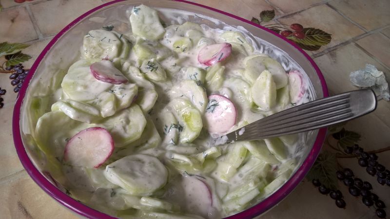 sałatka z ogórków i rzodkiewki