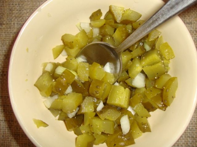 Sałatka z ogórków kiszonych