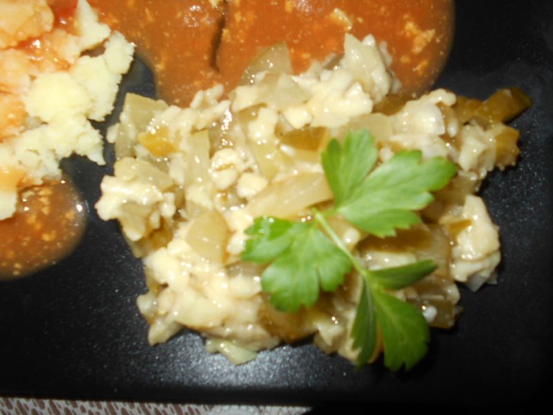 Sałatka z ogórków kiszonych i jabłka