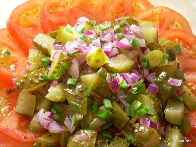 Sałatka z ogórków kiszonych i pomidora