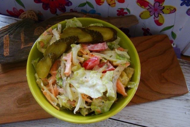 Sałatka z ogórków konserwowych , kapusty i sałty 