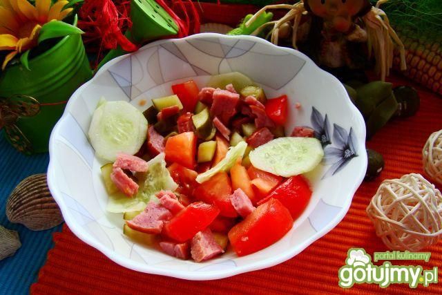 Sałatka z ogórków małosolnych i kiełbasy Sałatka z ogórków małosolnych i kiełbasy