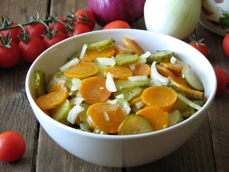 Sałatka z ogórków małosolnych i marchewki Sałatka z ogórków małosolnych i marchewki