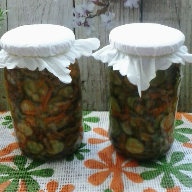 Sałatka z ogórków, marchwi, cebuli i natki