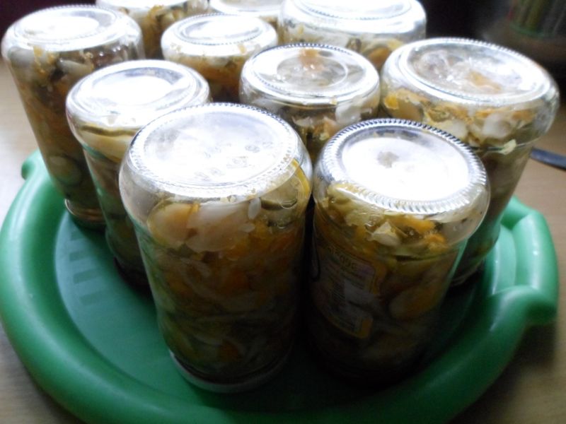 Sałatka z ogórków w słoiki Sałatka z ogórków w słoiki