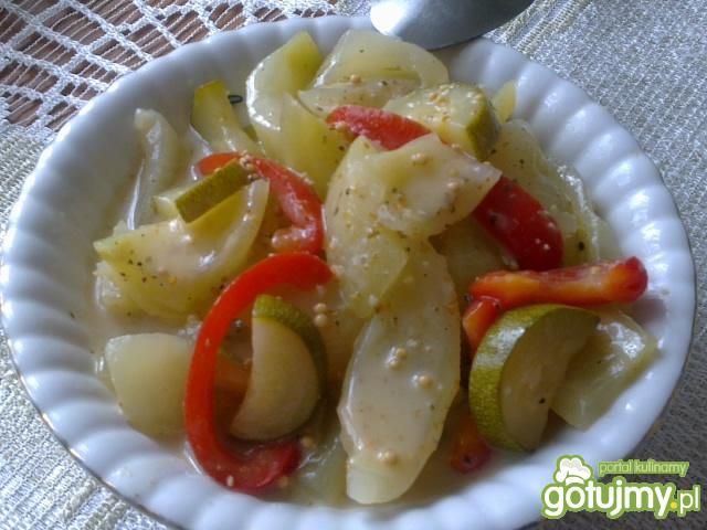 Sałatka z ogórków w sosie musztardowym  