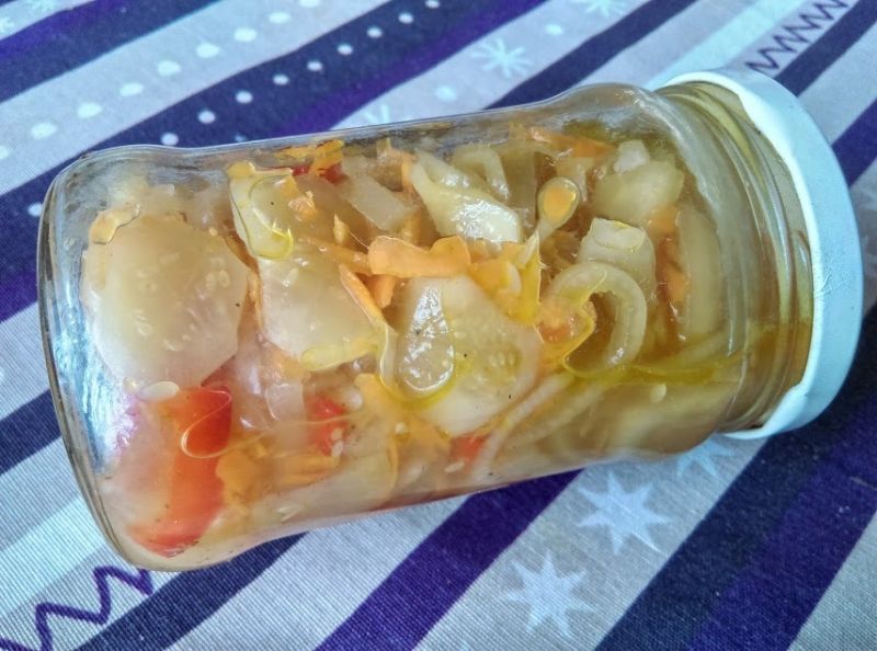 Sałatka z ogórków z marchewką i papryką na zimę