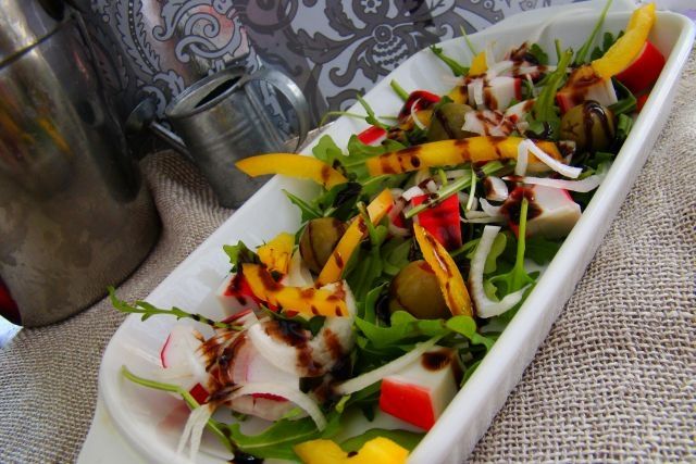 Sałatka z oliwek , papryki i paluszków krabowych 