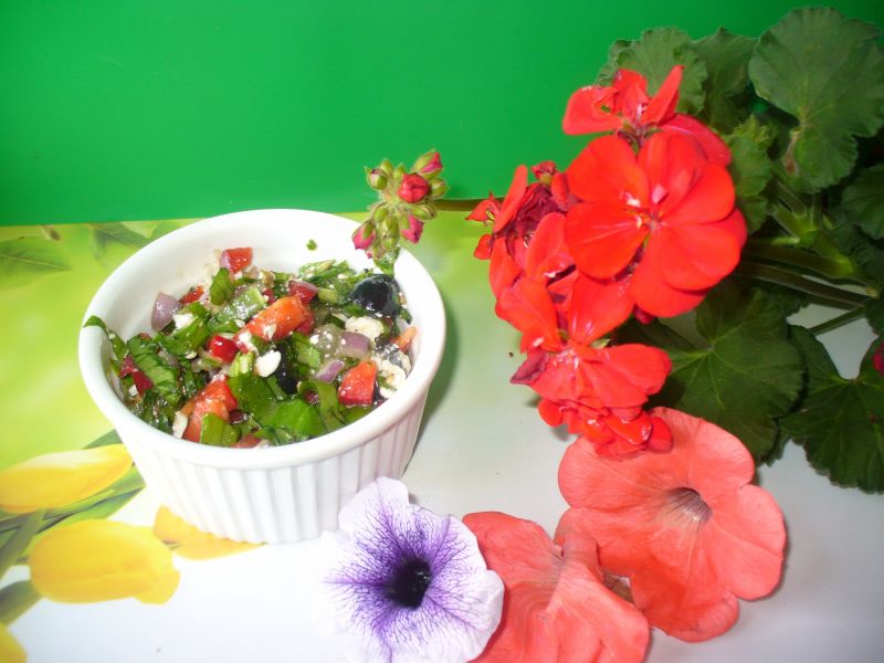 Sałatka z oliwek, papryki sera feta