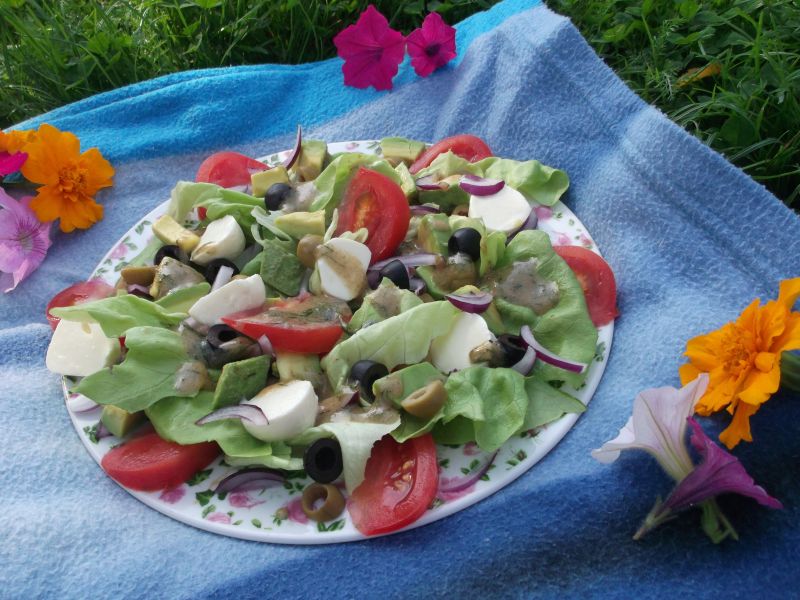 Sałatka z oliwkami i mozzarellą