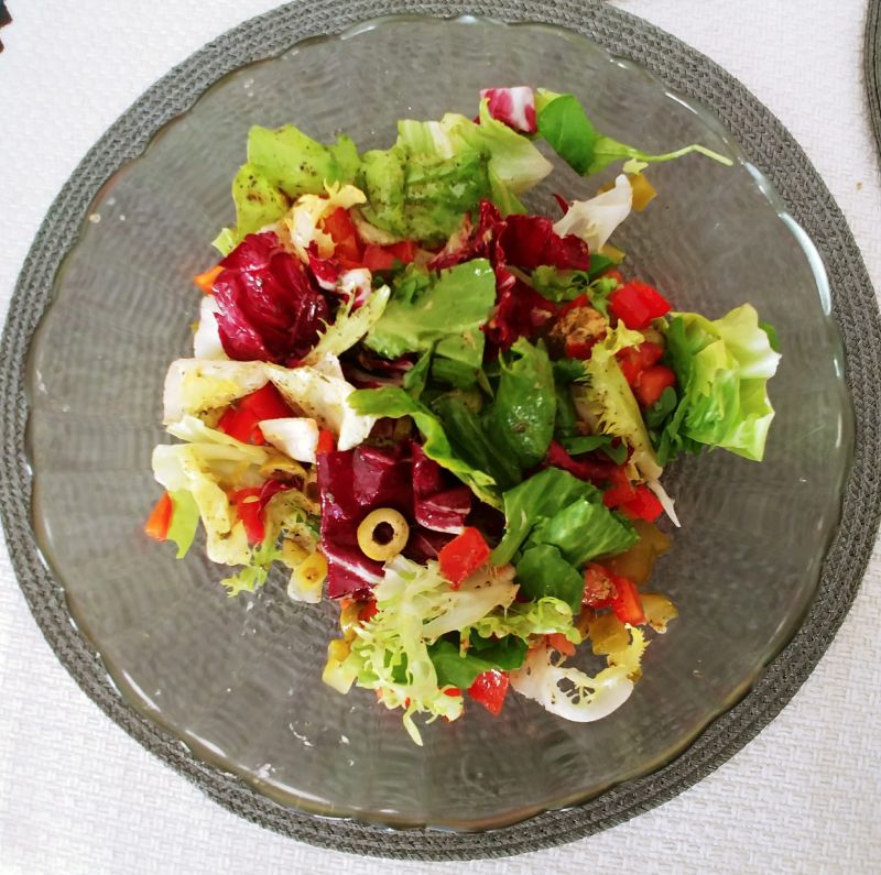 Sałatka z oliwkami i ogórkiem kiszonym