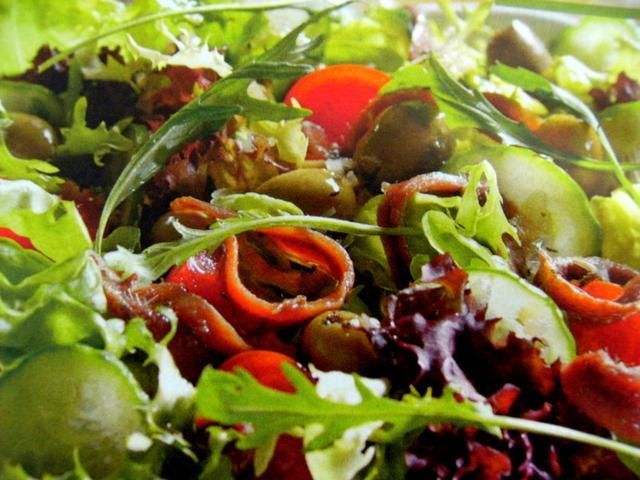 Sałatka z oliwkami i z sardelą Sałatka z oliwkami i z sardelą