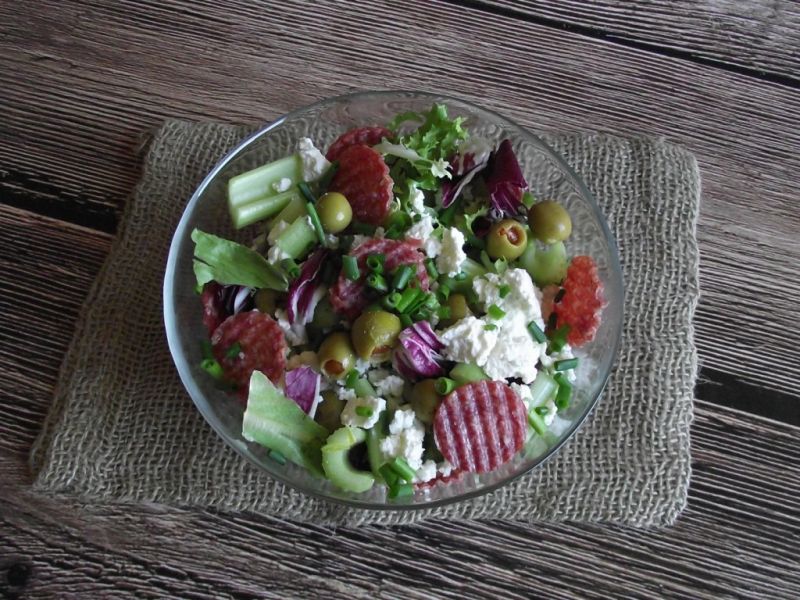 Sałatka z oliwkami, selerem naciowym i salami Sałatka z oliwkami, selerem naciowym i salami