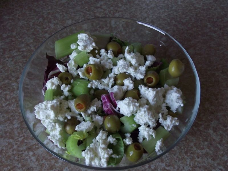 Sałatka z oliwkami, selerem naciowym i salami