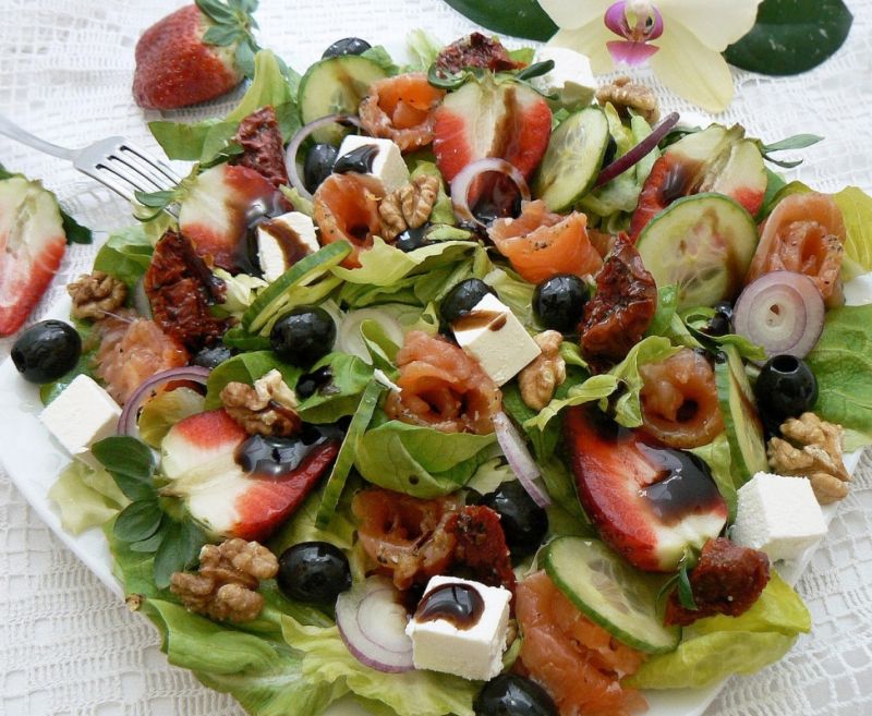 Sałatka z orzechami i truskawkami