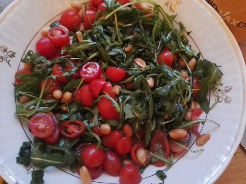 Sałatka z orzechami w sosie sojowym Sałatka z orzechami w sosie sojowym