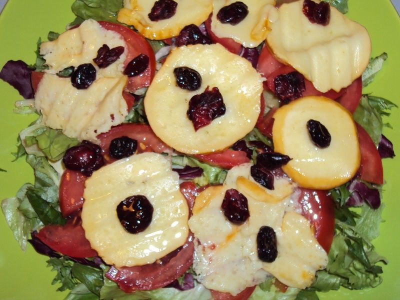 Sałatka z oscypkiem grillowanym