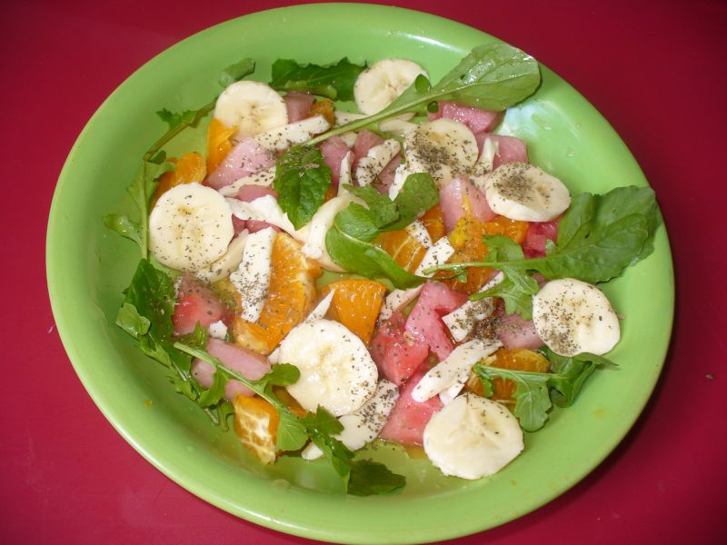 Sałatka z oscypkiem i arbuzem, mandarynką