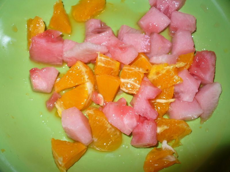 Sałatka z oscypkiem i arbuzem, mandarynką