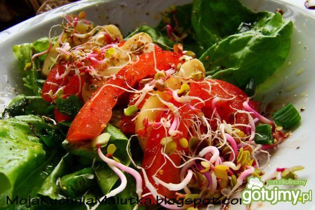 Sałatka z oscypkiem i kiełkami  Sałatka z oscypkiem i kiełkami