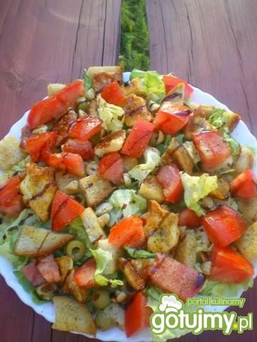 Sałatka z oscypkiem,pomidorem i oliwkami