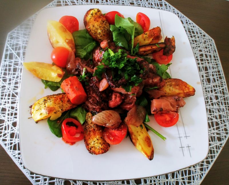 Sałatka z ośmiornicą na szpinaku