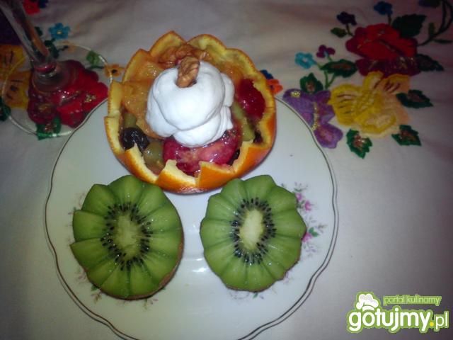 Sałatka z owoców z dodatkiem orzechów