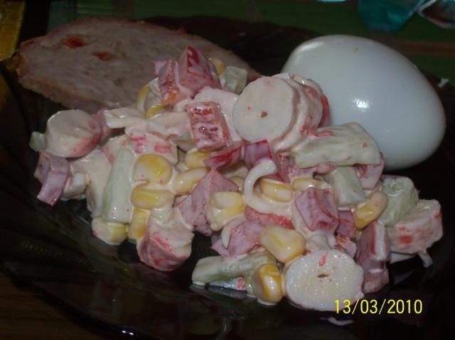 sałatka z pałkami surimi,lekka,świerza sałatka z pałkami surimi,lekka,świerza