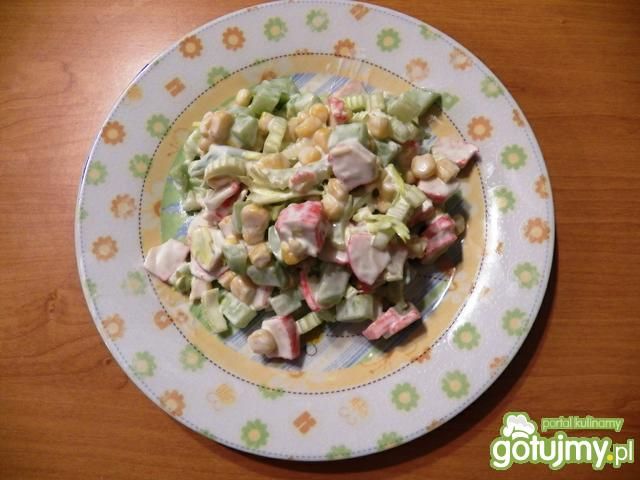 Sałatka z paluszkami krabowymi