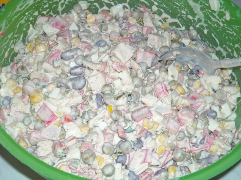 Sałatka z paluszkami krabowymi