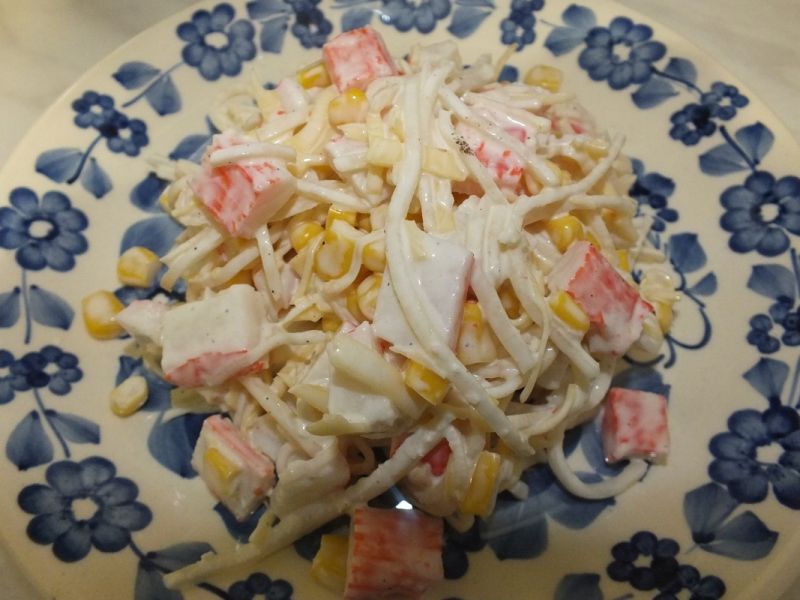 Sałatka z paluszkami krabowymi