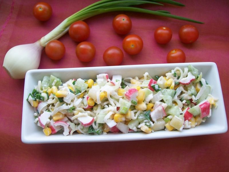 Sałatka z paluszkami krabowymi