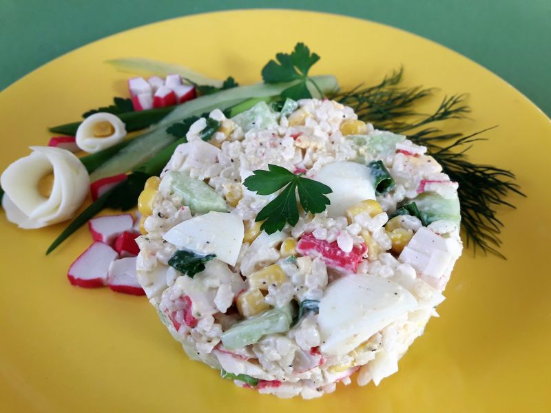 Sałatka z paluszkami krabowymi 