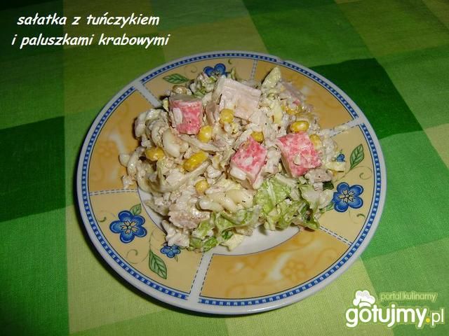 Sałatka z paluszkami krabowymi.