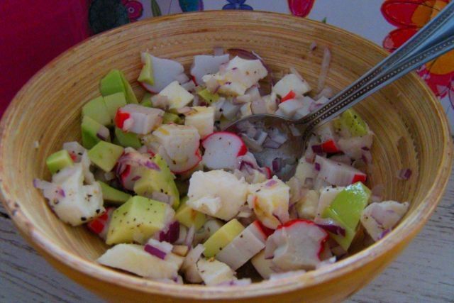 Sałatka z paluszkami krabowymi i mozzarellą Sałatka z paluszkami krabowymi i mozzarellą