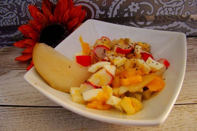 Sałatka z paluszkami krabowymi i owocami Sałatka z paluszkami krabowymi i owocami