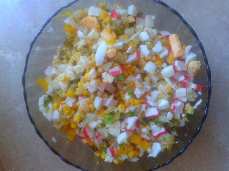 Sałatka z paluszkami surimi Sałatka z paluszkami surimi