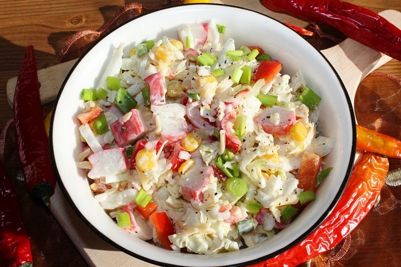 Sałatka z paluszkami surimi i żółtym serem Sałatka z paluszkami surimi i żółtym serem