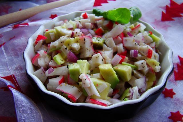 Sałatka z paluszków karbowych i awokado  Sałatka z paluszków karbowych i awokado