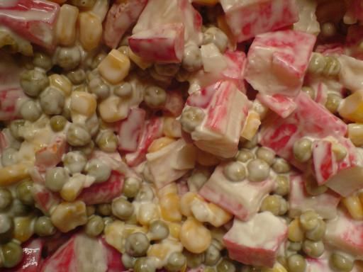 Sałatka z paluszków krabowych.