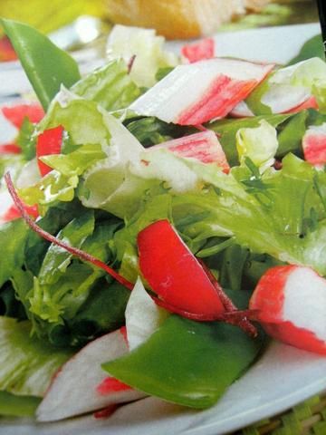 Sałatka z paluszków krabowych