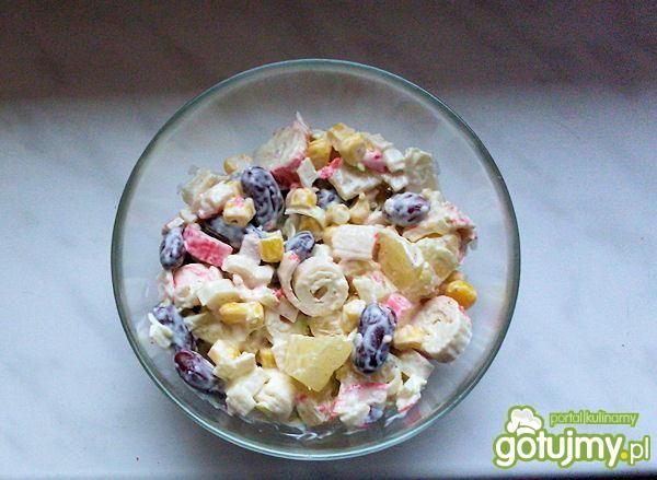 Sałatka z paluszków krabowych i ananasem