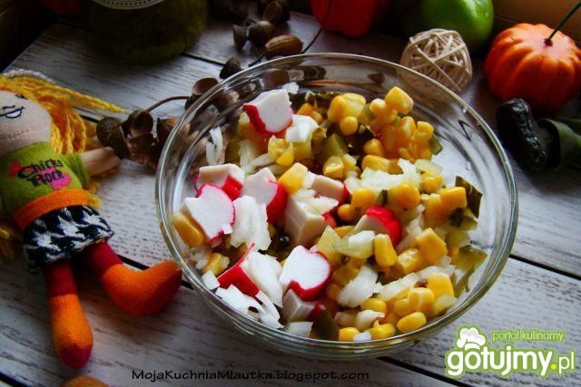 Sałatka z paluszków krabowych i korniszo