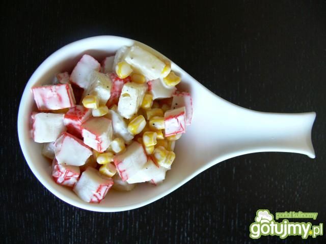 Sałatka z paluszków krabowych z ananasem