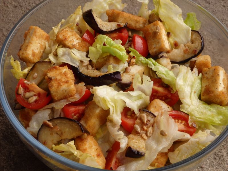 Sałatka z panierowanym tofu