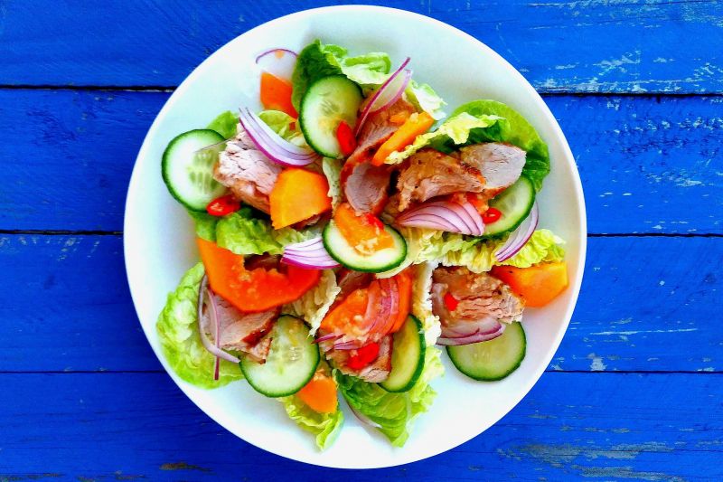 Sałatka z papają i grillowaną polędwiczką Sałatka z papają i grillowaną polędwiczką