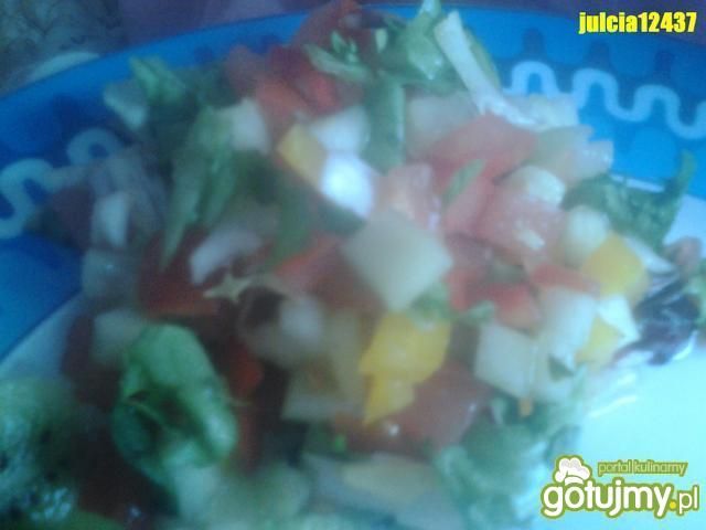 Sałatka z papryką, pamelo, rzodkiewką ..