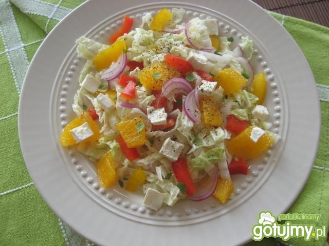 Sałatka z papryką, pomarańczą i fetą